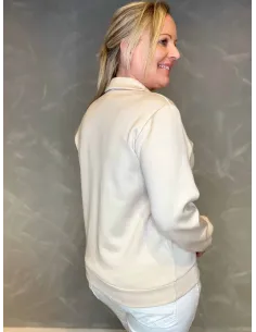 LA sweatshirt i beige med hvidt logo, viser den klassiske pasform og polokrave 2