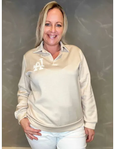 LA sweatshirt i beige med hvidt logo, viser den klassiske pasform og polokrave