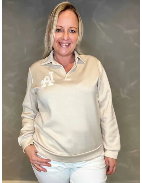 LA sweatshirt i beige med hvidt logo, viser den klassiske pasform og polokrave
