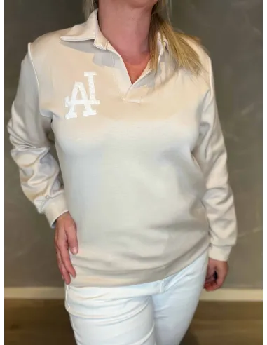 Nærbillede af det hvide LA logo på beige sweatshirt