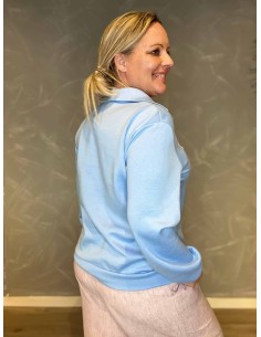 LA sweatshirt i sky blue med hvidt logo, viser den klassiske pasform og polokrave 2