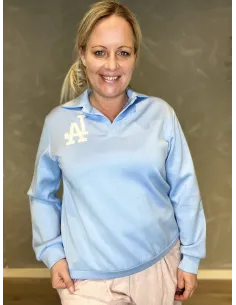 LA sweatshirt i sky blue med hvidt logo, viser den klassiske pasform og polokrave