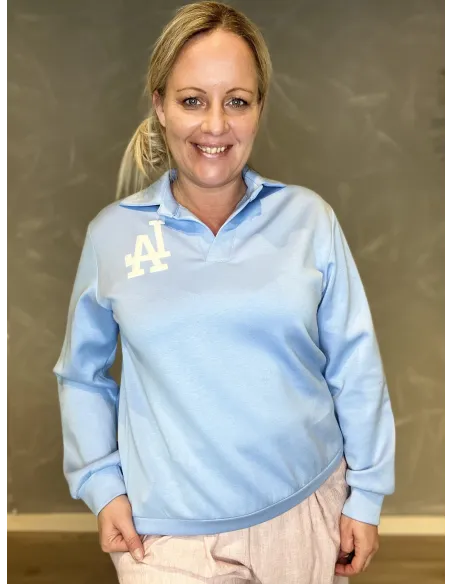 LA sweatshirt i sky blue med hvidt logo, viser den klassiske pasform og polokrave