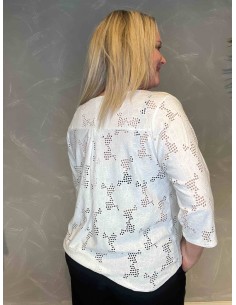 Hvid hulmønstret bluse med V-hals på model, front 2