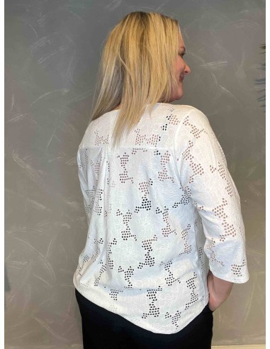 Hvid hulmønstret bluse med V-hals på model, bag