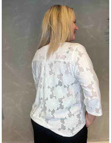 Hvid hulmønstret bluse med V-hals på model, bag