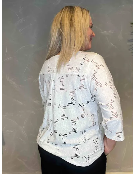 Hvid hulmønstret bluse med V-hals på model, bag