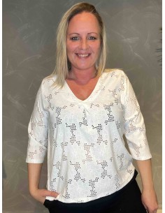Hvid hulmønstret bluse med V-hals på model, front