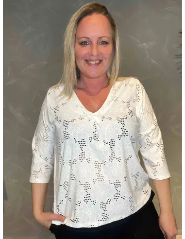 Hvid hulmønstret bluse med V-hals på model, front