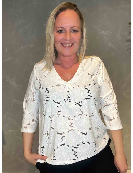 Hvid hulmønstret bluse med V-hals på model, front