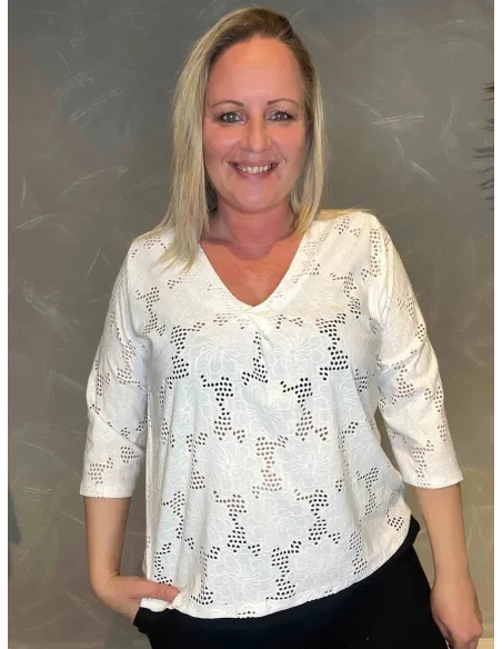 Hvid hulmønstret bluse med V-hals på model, front