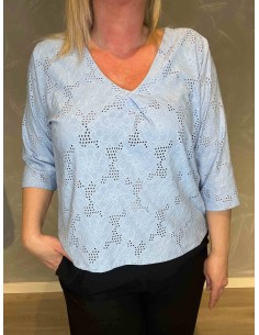 Blå hulmønstret bluse med V-hals på model, front 2