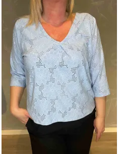 Blå hulmønstret bluse med V-hals på model, front 2