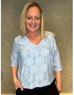 Blå hulmønstret bluse med V-hals på model, front
