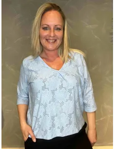 Blå hulmønstret bluse med V-hals på model, front