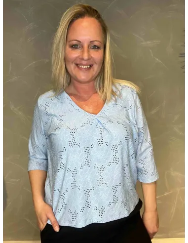 Blå hulmønstret bluse med V-hals på model, front