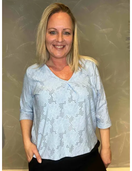 Blå hulmønstret bluse med V-hals på model, front