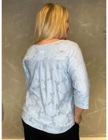 Blå hulmønstret bluse med V-hals på model, bag