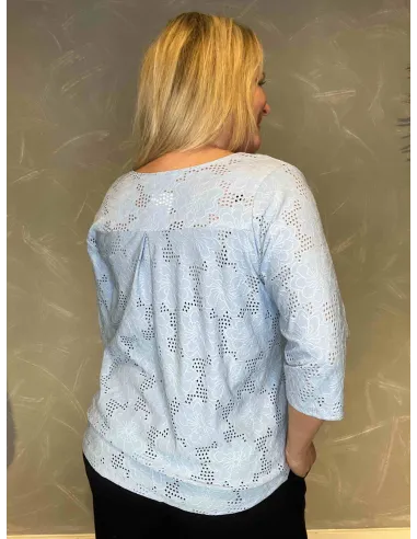 Blå hulmønstret bluse med V-hals på model, bag