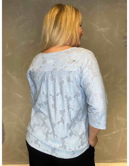 Blå hulmønstret bluse med V-hals på model, bag