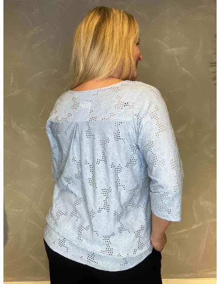 Blå hulmønstret bluse med V-hals på model, bag