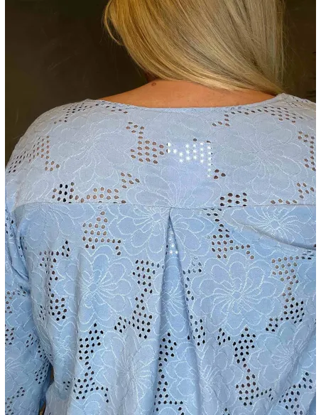 Detalje af rygparti på rød hulmønstret bluse