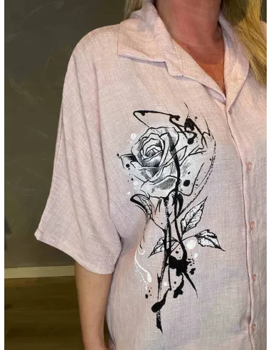 Nærbillede af det grafiske rose-print i sort og hvid på rosa skjorte