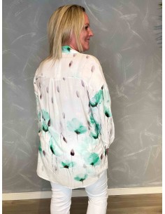 Skjorte med akvarel blomsterprint i rosa og blå nuancer på hvid bund, front 2