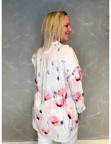 Skjorte med akvarel blomsterprint i rosa og blå nuancer på hvid bund, bag