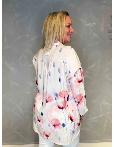 Skjorte med akvarel blomsterprint i rosa og blå nuancer på hvid bund, bag