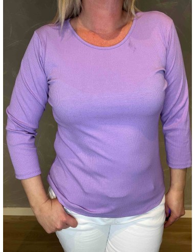 Nærbillede af viskose rib struktur i Lavendel t-shirt - TIPPY