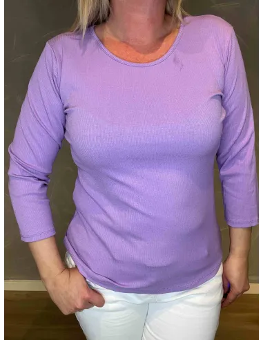 Nærbillede af viskose rib struktur i Lavendel t-shirt - TIPPY