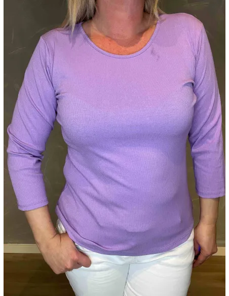 Nærbillede af viskose rib struktur i Lavendel t-shirt - TIPPY