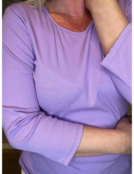 Detalje af ærmeafslutning og halsudskæring på Lavendel t-shirt - TIPPY