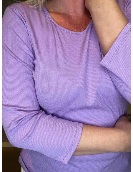 Detalje af ærmeafslutning og halsudskæring på Lavendel t-shirt - TIPPY