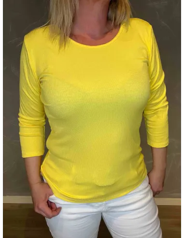 Nærbillede af viskose rib struktur i gul t-shirt - TIPPY