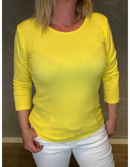 Nærbillede af viskose rib struktur i gul t-shirt - TIPPY