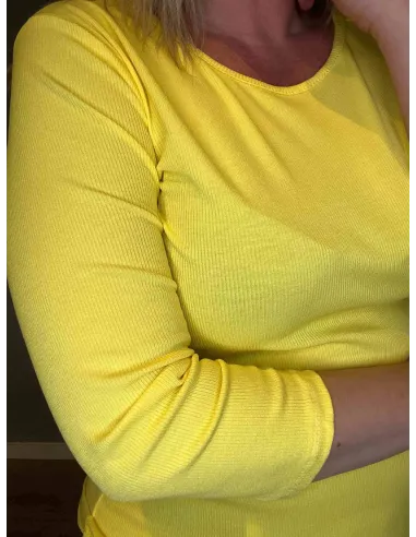 Detalje af ærmeafslutning og halsudskæring på gul t-shirt - TIPPY