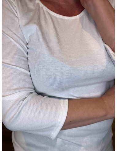 Detalje af ærmeafslutning og halsudskæring på hvid t-shirt -TIPPY