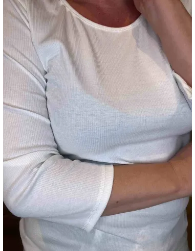 Detalje af ærmeafslutning og halsudskæring på hvid t-shirt -TIPPY