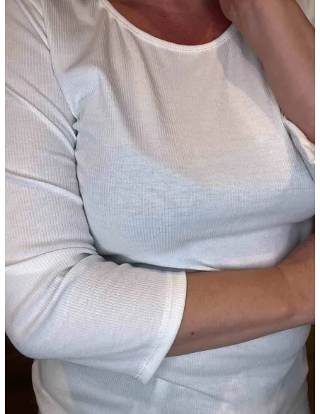 Detalje af ærmeafslutning og halsudskæring på hvid t-shirt -TIPPY