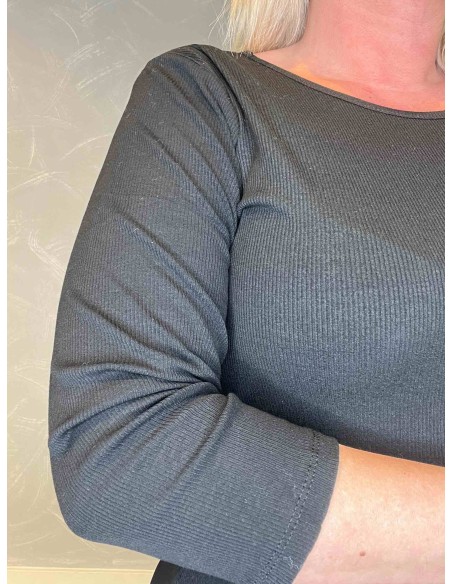 Detalje af ærmeafslutning og halsudskæring på sort t-shirt- TIPPY