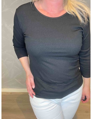 Nærbillede af viskose rib struktur i sort t-shirt TIPPY