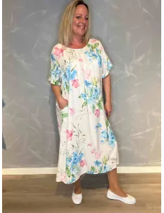 "Blomstret maxikjole i hvid med blå og rosa blomster, løs pasform med korte ærmer og lommer, perfekt til den modne kvinde"