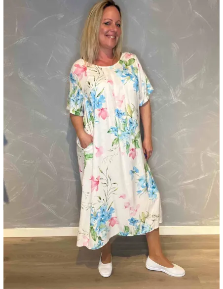 "Blomstret maxikjole i hvid med blå og rosa blomster, løs pasform med korte ærmer og lommer, perfekt til den modne kvinde"