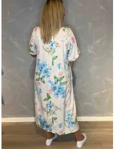 "Blomstret maxikjole i hvid med blå og rosa blomster, løs pasform med korte ærmer og lommer, perfekt til den modne kvinde" 2