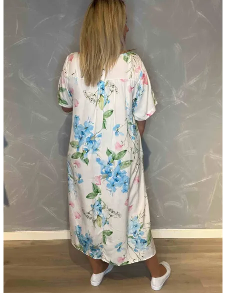 "Bagside af blomstret maxikjole, viser løs og komfortabel pasform"