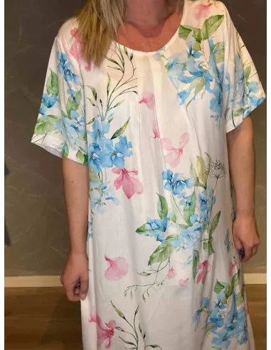 "Nærbillede af blomsterprint i blå og rosa på hvid maxikjole"