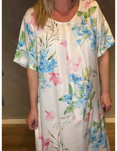 "Nærbillede af blomsterprint i blå og rosa på hvid maxikjole"