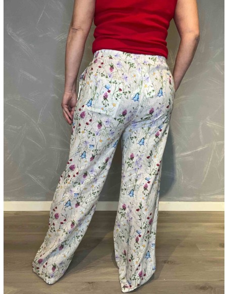 Bagside af blomstrede bukser, viser det smukke print og pasform"
